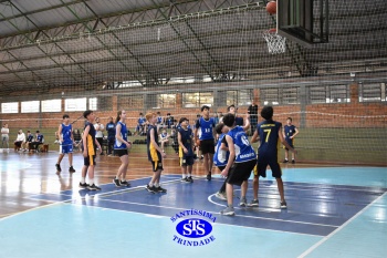 Amistoso de basquete entre os Colégios Santíssima e SantAnna