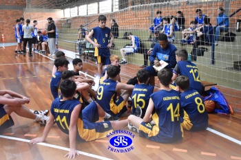 Amistoso de basquete entre os Colégios Santíssima e SantAnna