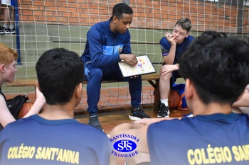 Amistoso de basquete entre os Colégios Santíssima e SantAnna