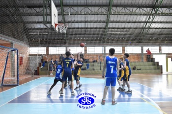 Amistoso de basquete entre os Colégios Santíssima e SantAnna