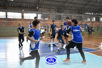 Amistoso de basquete entre os Colégios Santíssima e SantAnna