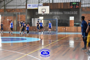 Amistoso de basquete entre os Colégios Santíssima e SantAnna