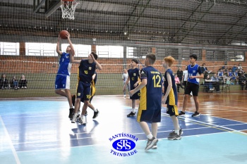 Amistoso de basquete entre os Colégios Santíssima e SantAnna