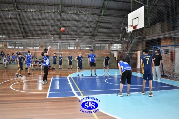 Amistoso de basquete entre os Colégios Santíssima e SantAnna