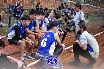 Amistoso de basquete entre os Colégios Santíssima e SantAnna