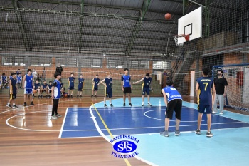 Amistoso de basquete entre os Colégios Santíssima e SantAnna