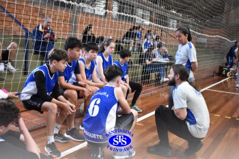 Amistoso de basquete entre os Colégios Santíssima e SantAnna