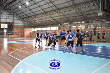 Amistoso de basquete entre os Colégios Santíssima e SantAnna