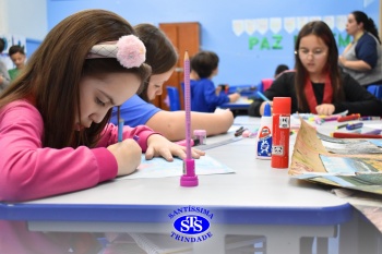 Alunos do 3º ano desenvolvem habilidades de oratória em apresentação