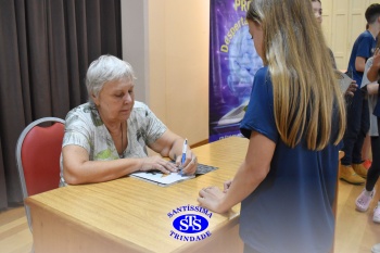 Colégio recebe a escritora Marcia Kupstas no Projeto Autor Presente